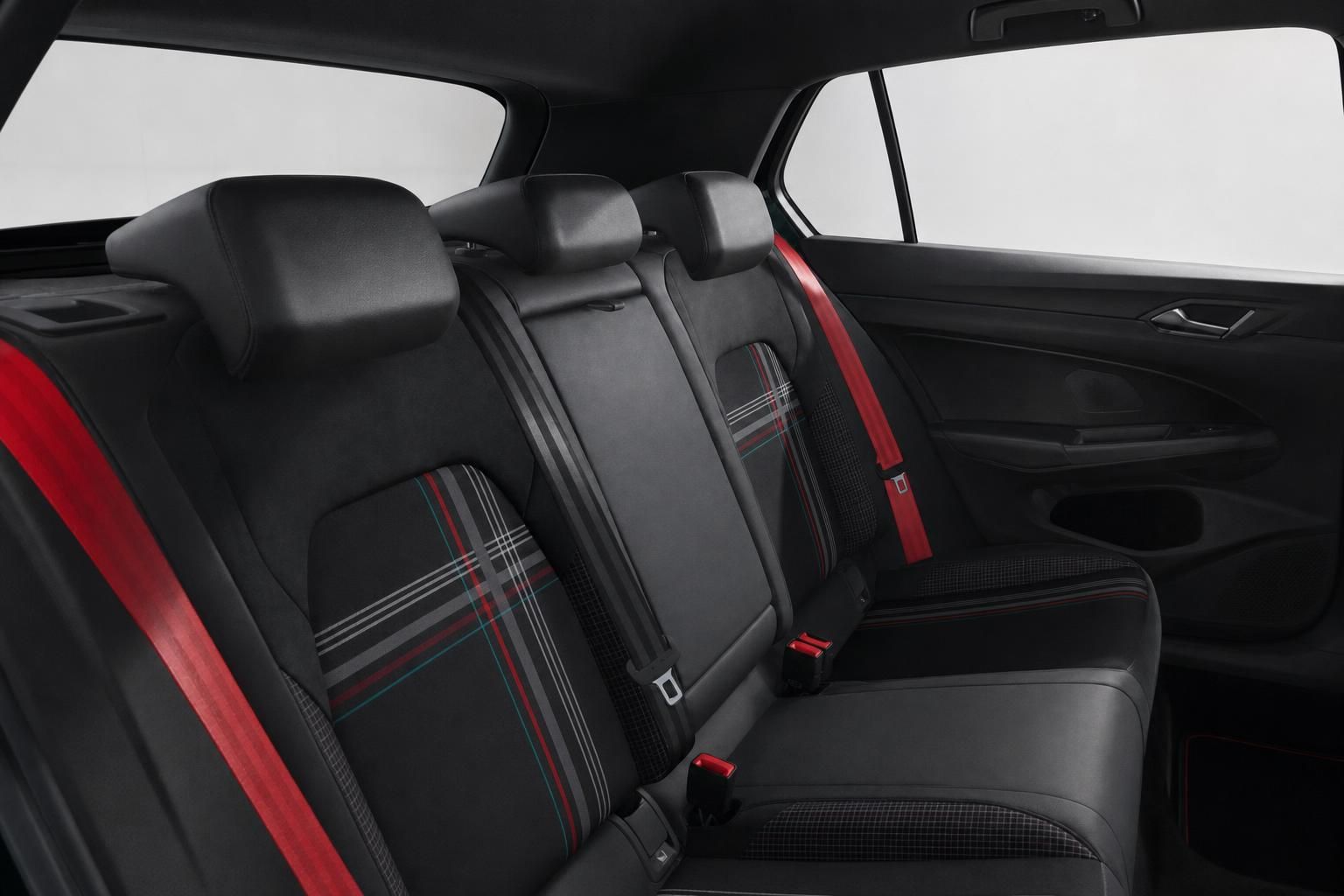 Rücksitze VW GTI mit Karo-Stoff und roten Sicherheitsgurten im Innenraum