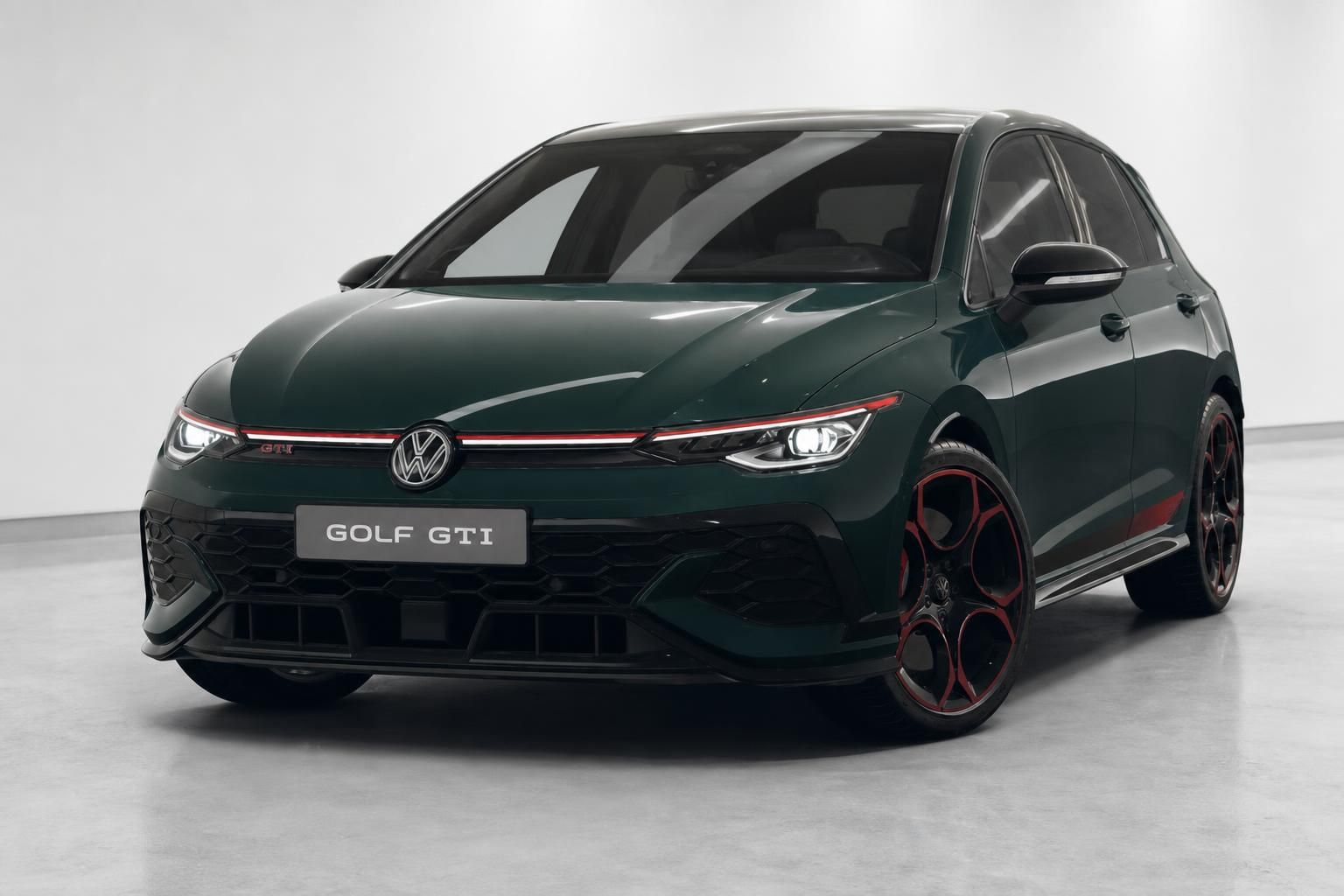 VW Golf GTI Frontansicht in dunkelgrün mit rotem Zierstreifen und Sportfelgen