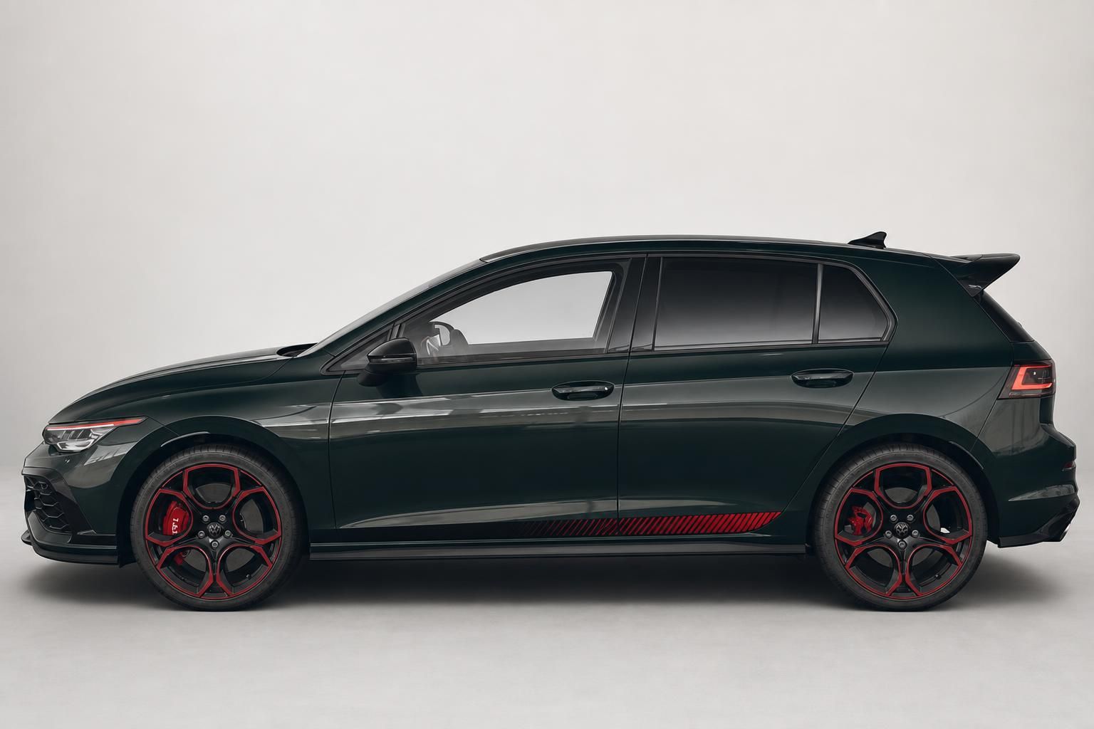 VW Golf GTI Seitenansicht in dunkelgrün mit roten Felgen und Dachspoiler
