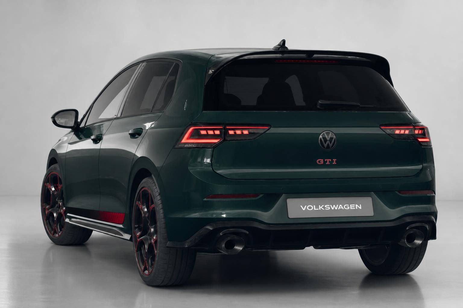 VW Golf GTI in dunkelgrün, Heckansicht mit roten Rückleuchten und Sportfelgen