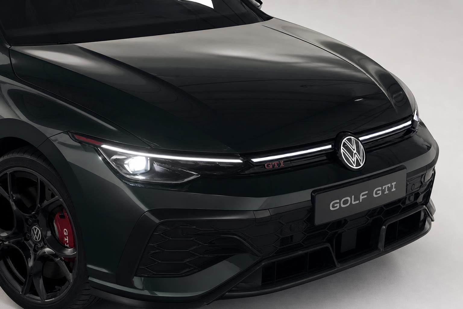VW Golf GTI Detailansicht Frontpartie mit LED-Scheinwerfer und GTI-Emblem