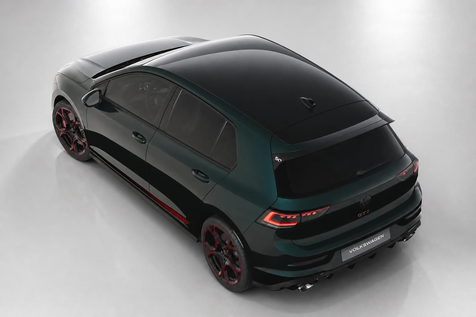 VW Golf GTI in dunkelgrün Heckansicht von oben mit GTI Schriftzug