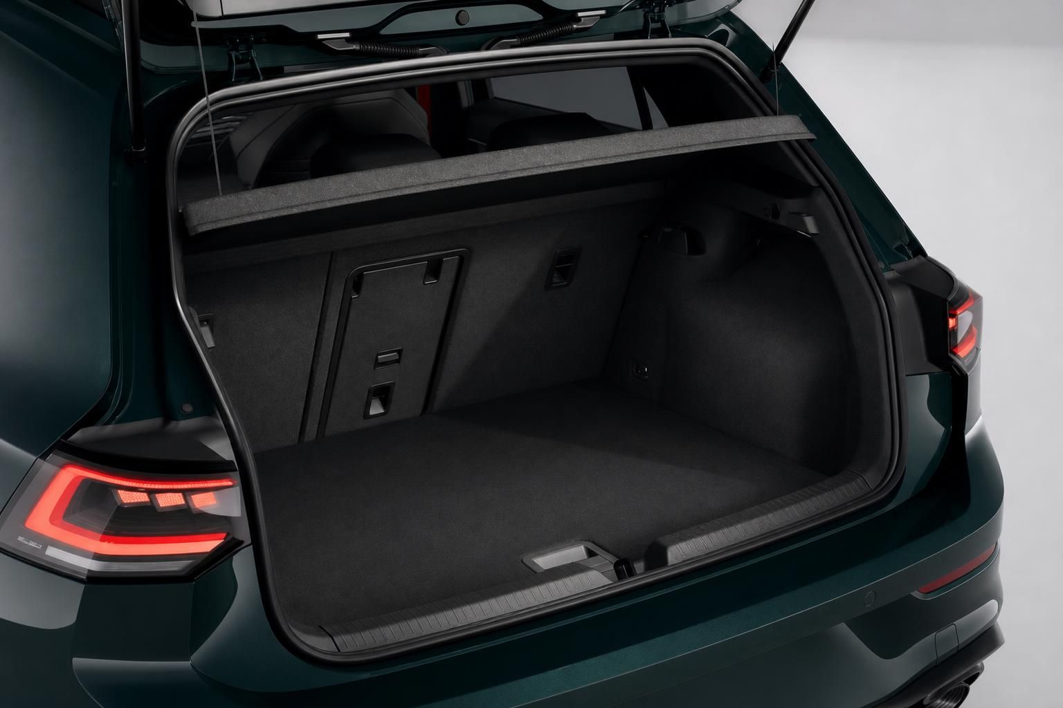 VW Golf GTI Kofferraum geöffnet mit viel Stauraum