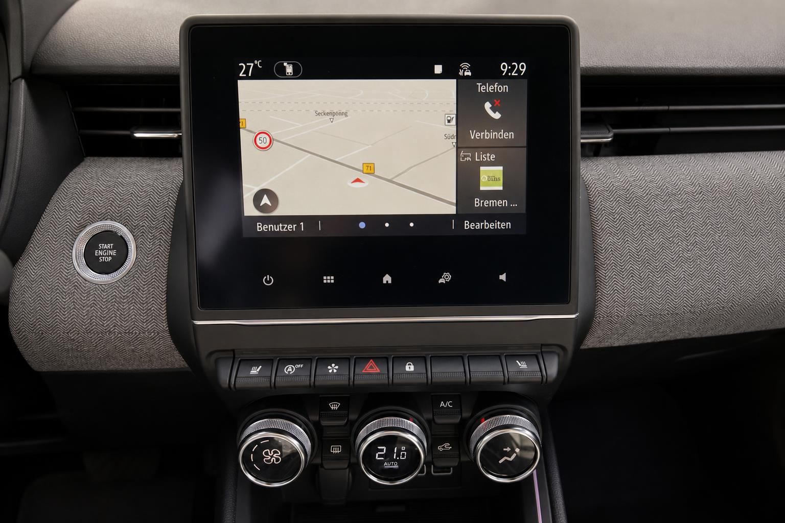 Infotainment-System mit Navigationskarte und Klimaanlage-Bedienfeld im Fahrzeuginnenraum