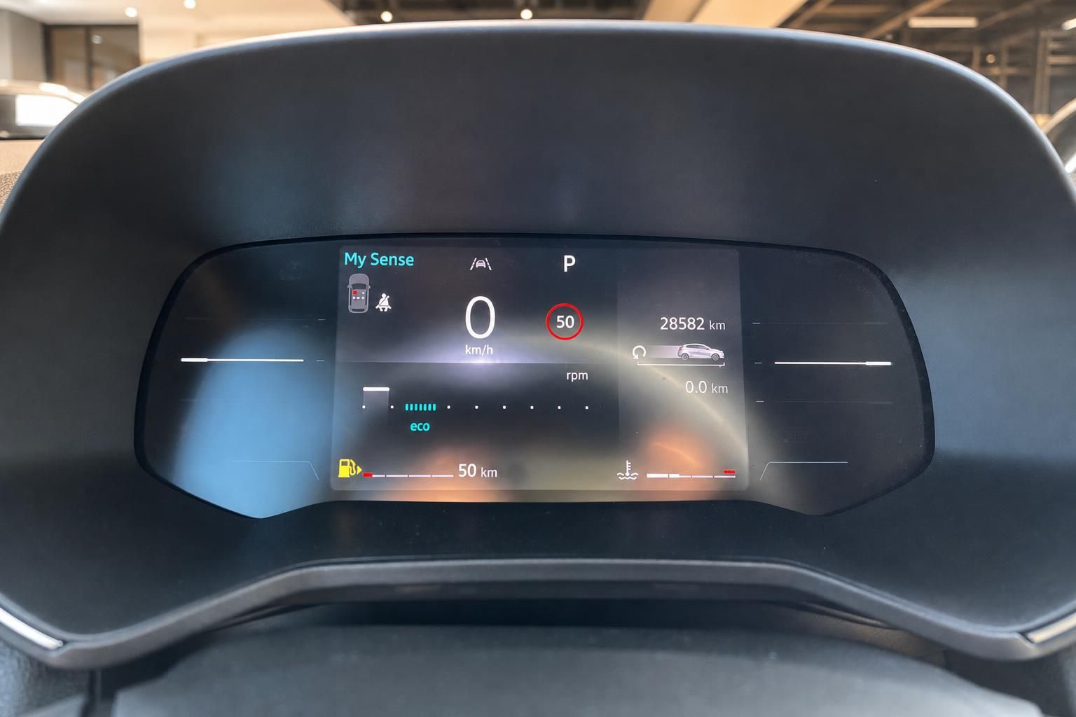 Digitales Kombiinstrument mit Tachoanzeige, Kilometerstand 28582 km und Eco-Modus