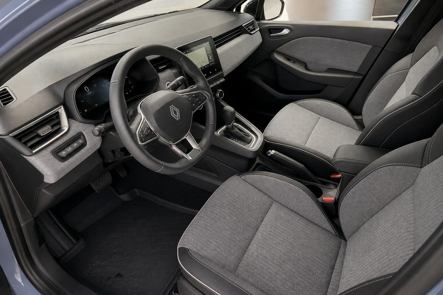 Renault Clio Innenraum Fahrersitz grau mit Lenkrad Mittelkonsole und Touchscreen