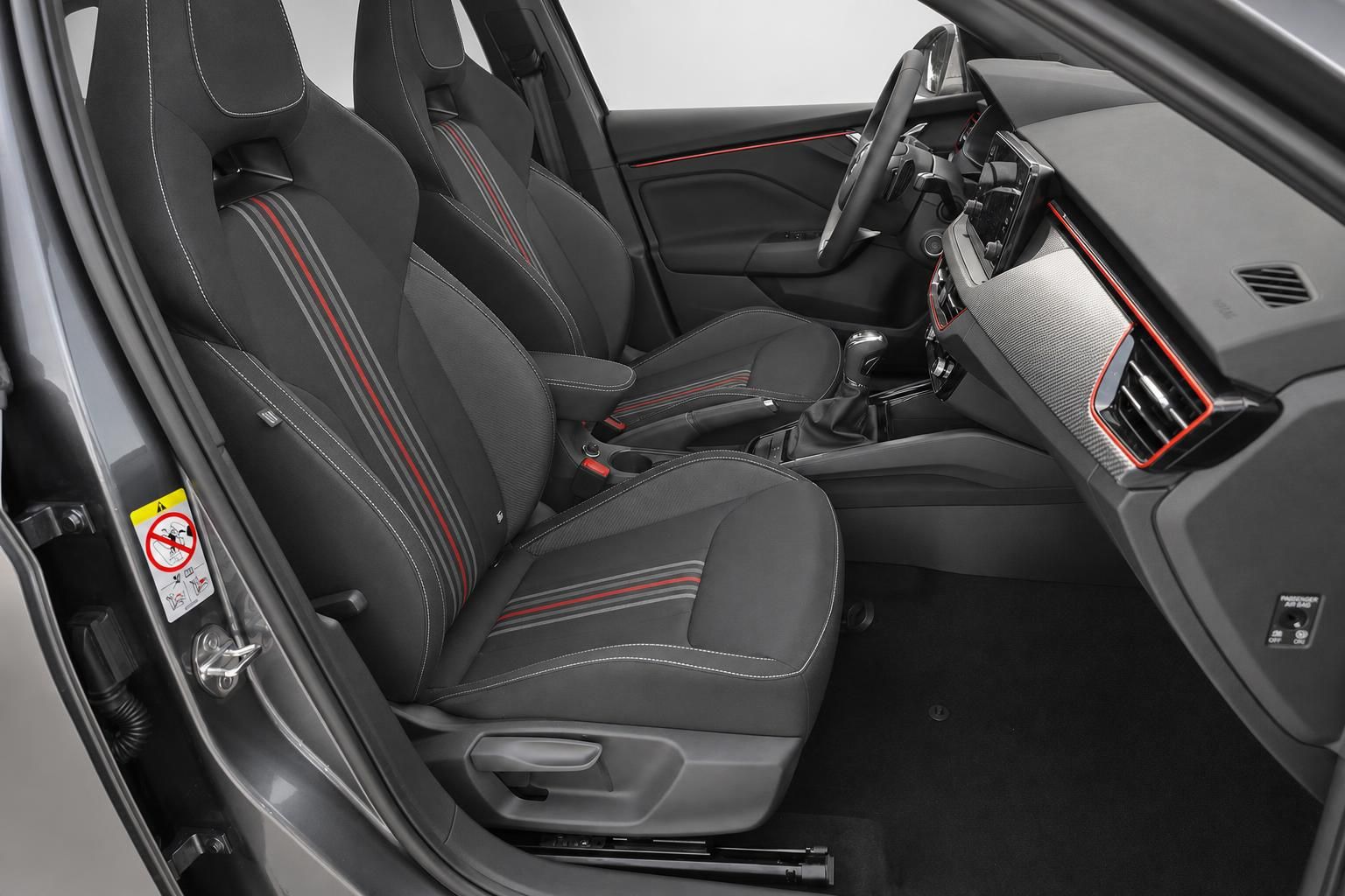 Škoda Kamiq Innenraum Cockpit und Vordersitze im Detail