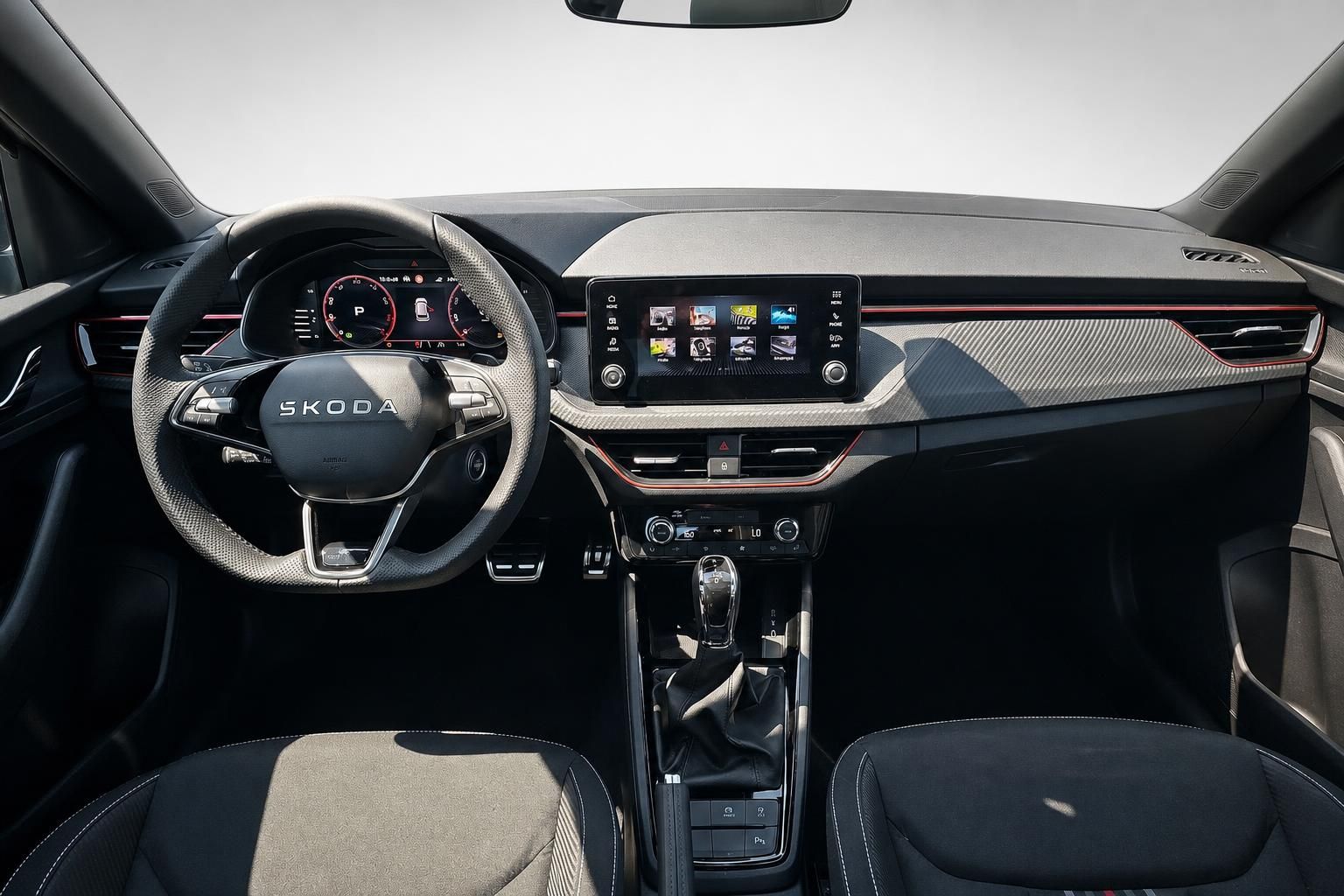 Skoda Cockpit mit Lenkrad, Digitaltacho und Infotainment-Display