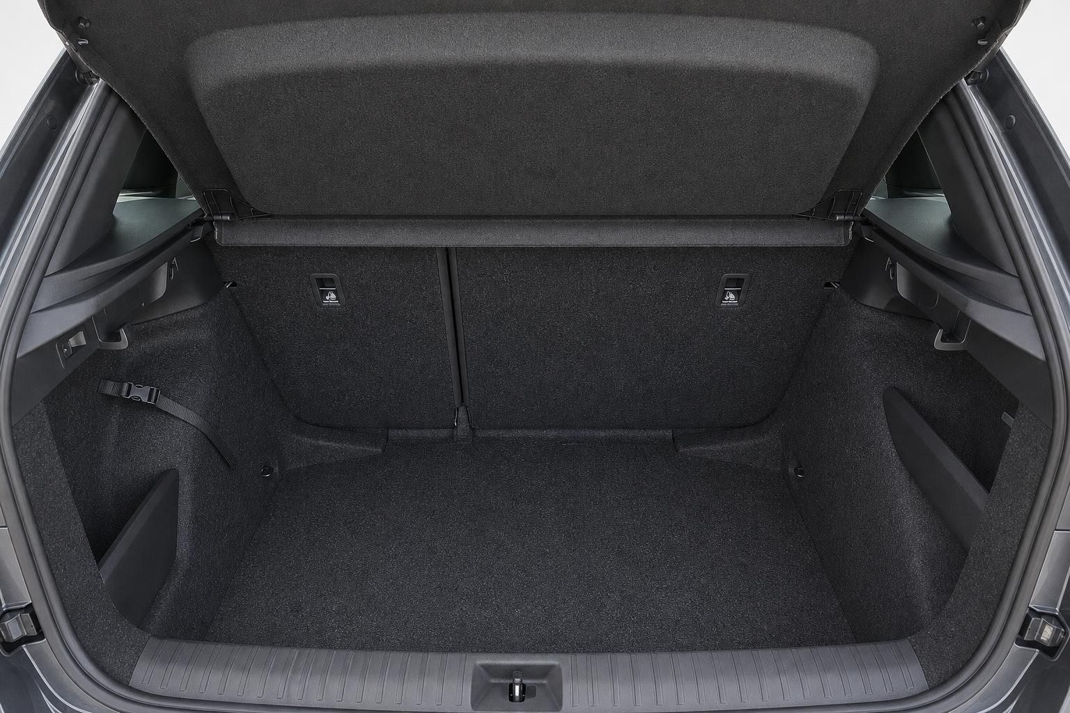 Skoda Kofferraum leer mit viel Stauraum und Ladekante im Detail