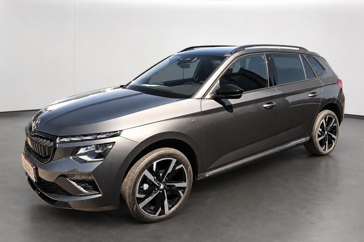 Škoda Kamiq SUV in Braun, Frontansicht schräg im Studio