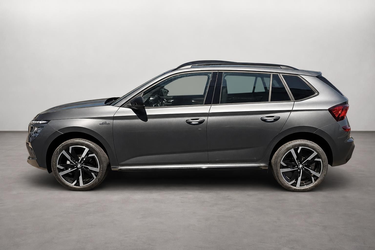 Škoda Kamiq SUV in Grau, Seitenansicht mit Alufelgen