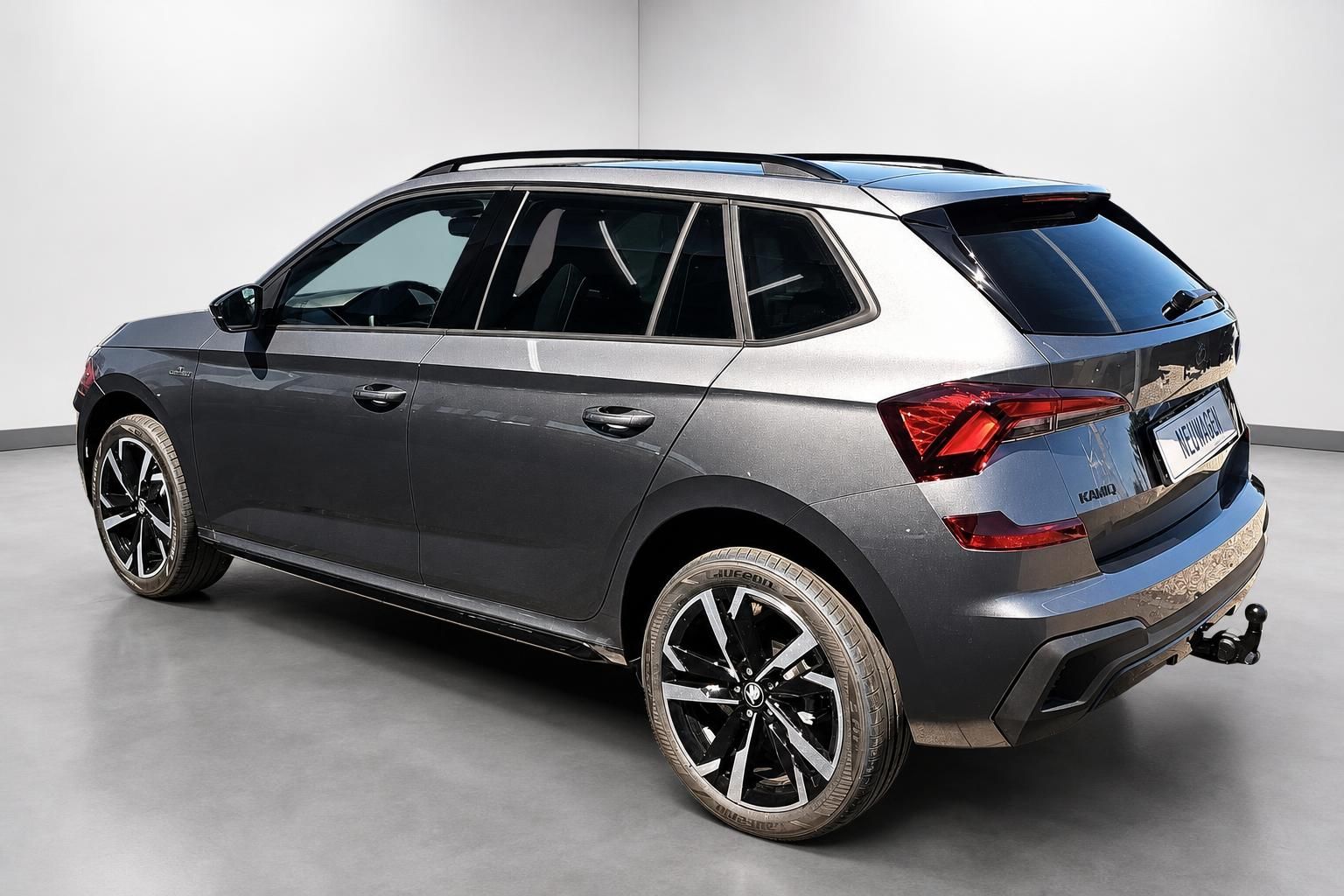 Škoda Kamiq SUV in Grau, Heckansicht mit Anhängerkupplung