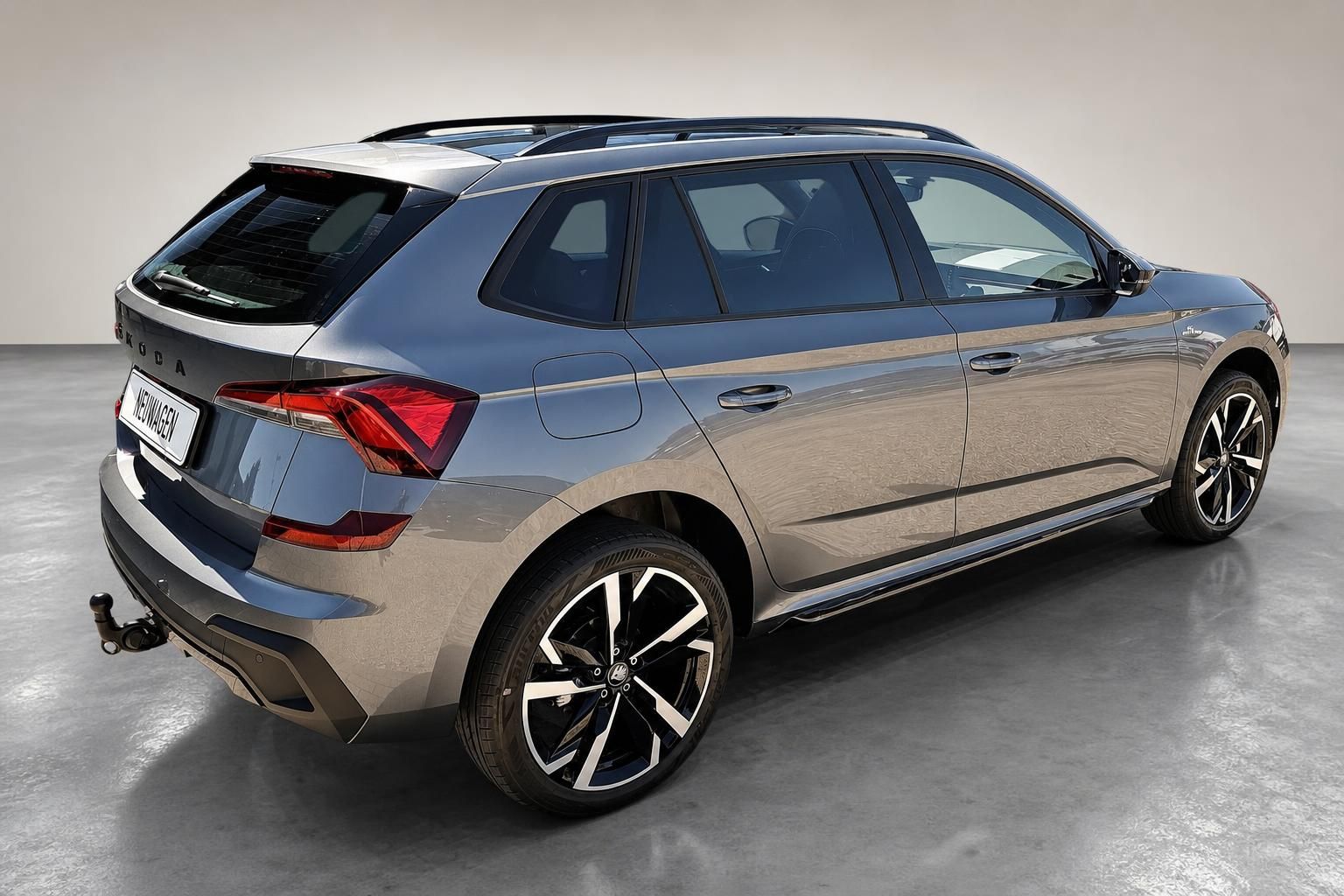 Škoda Kamiq grau-metallic Heck- und Seitenansicht im Studio