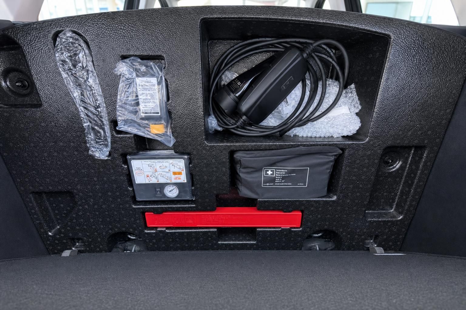 Kofferraum-Bordwerkzeug mit Erste-Hilfe-Set, Ladekabel und Kompressor für Elektrofahrzeug