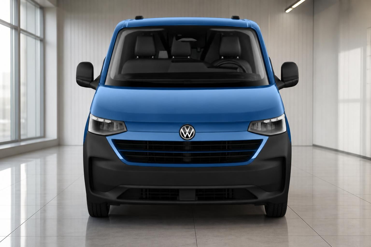 VW Transporter blau Frontansicht im Autohaus