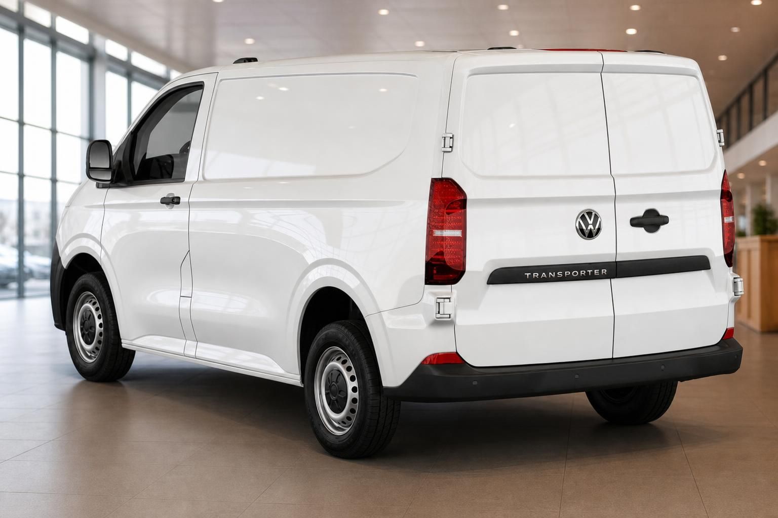 VW Transporter weiß Heckansicht Kastenwagen im Autohaus
