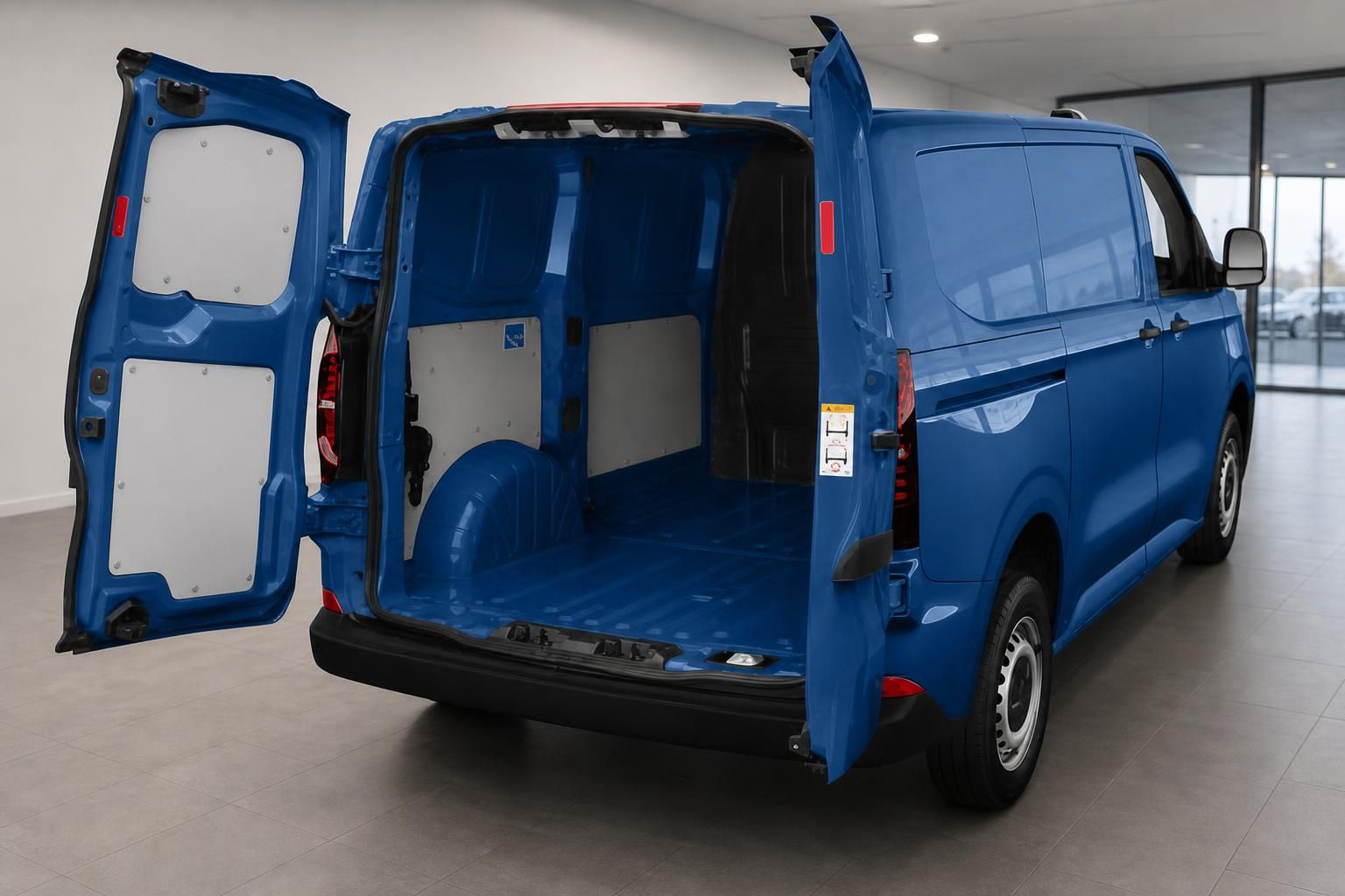 VW Transporter blau mit geöffneten Hecktüren und Laderaum