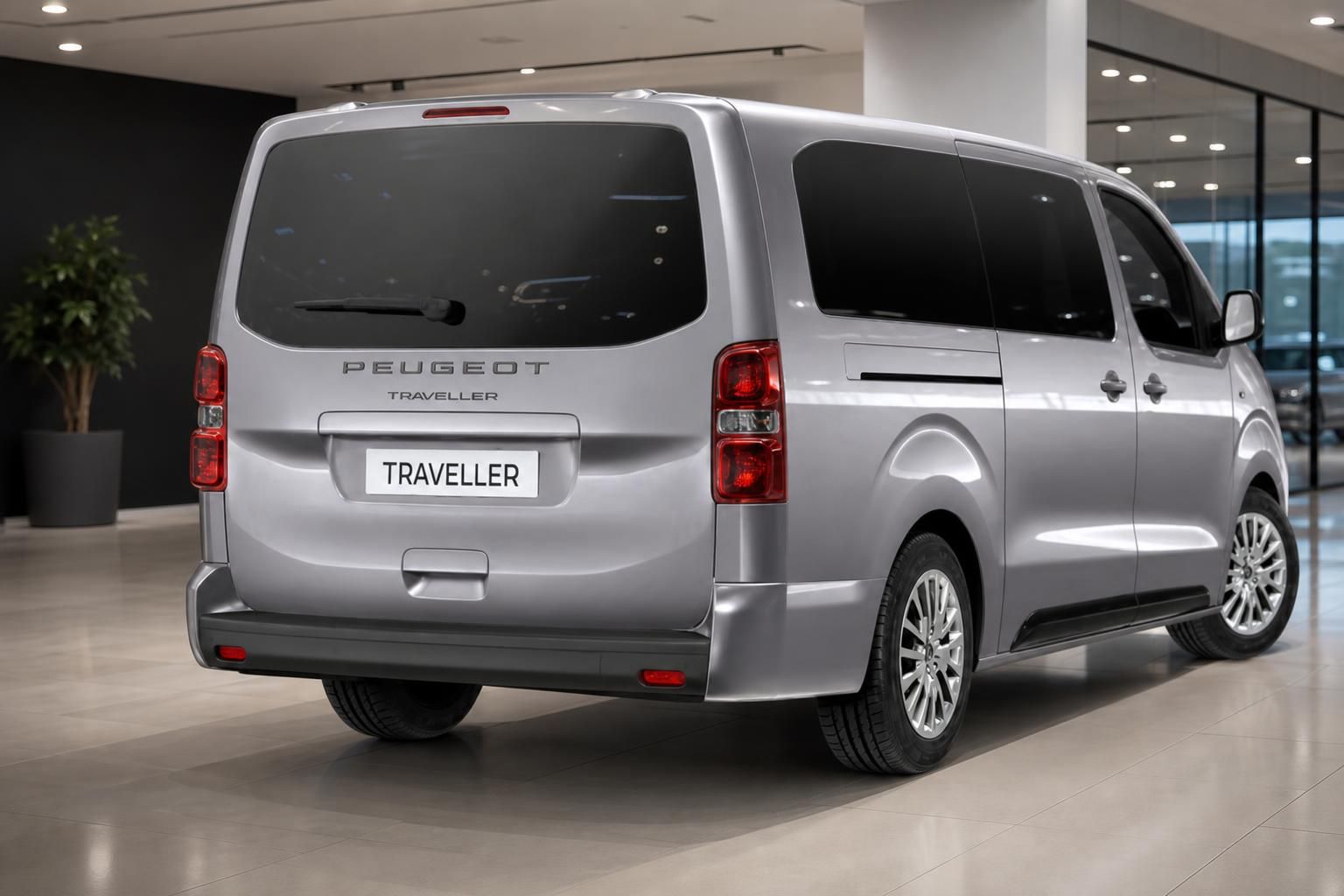 Peugeot Traveller silber Heckansicht im Autohaus Showroom