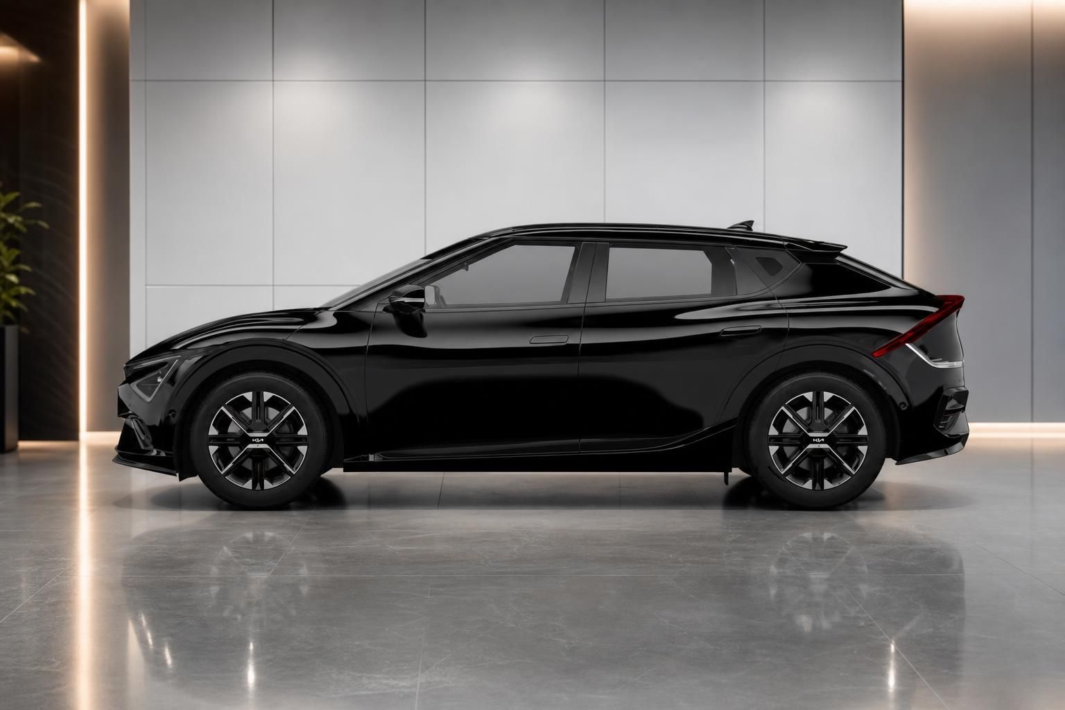 Kia EV6 in Schwarz, seitliche Profilansicht im Showroom