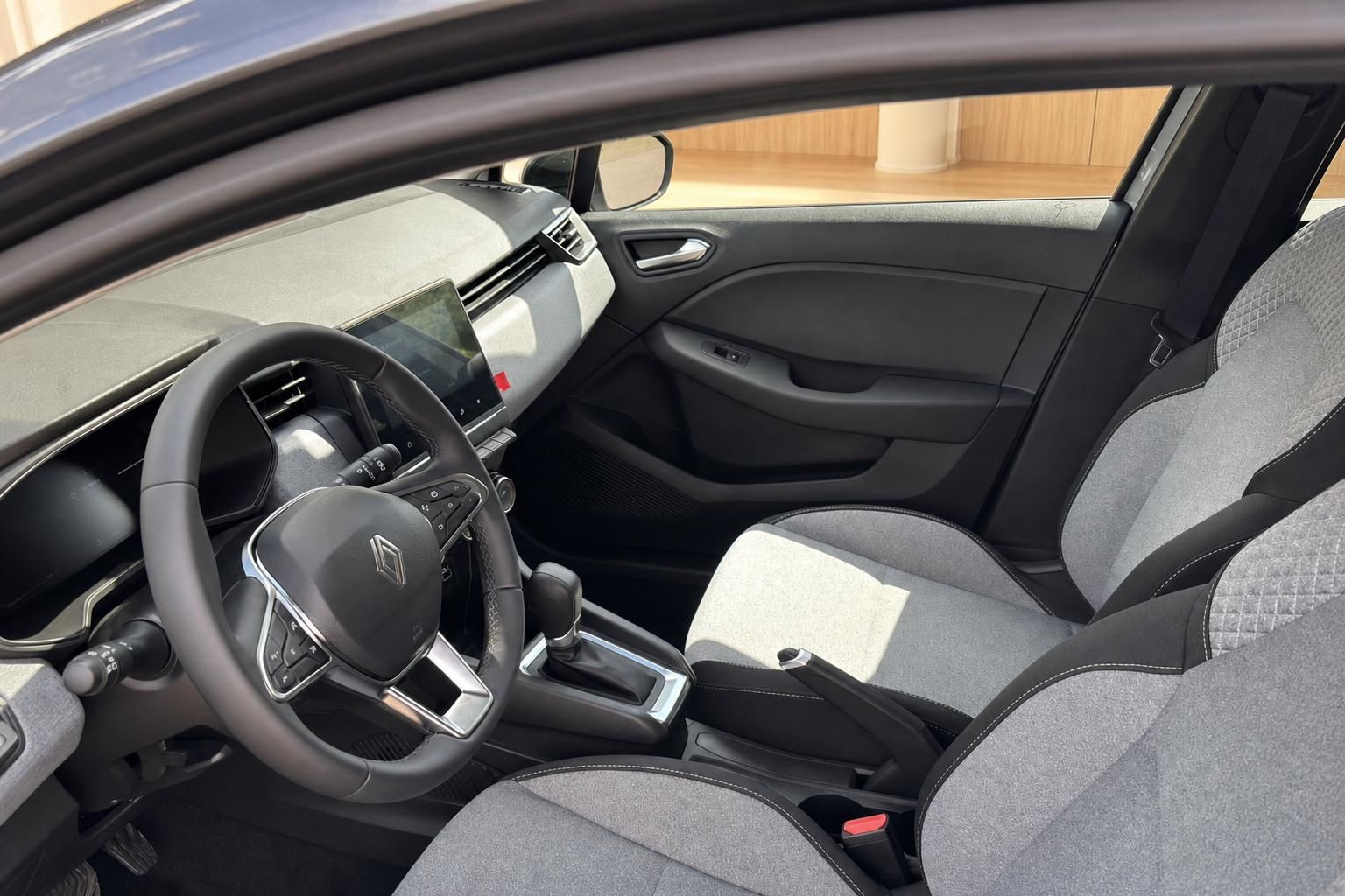 Renault Clio Innenraum Fahrerseite – Sitze, Lenkrad, Mittelkonsole und Touchscreen