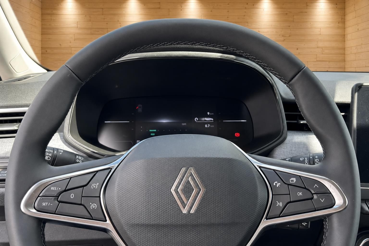Renault Clio Lenkrad mit Multifunktionstasten und digitalem Tachodisplay im Hintergrund