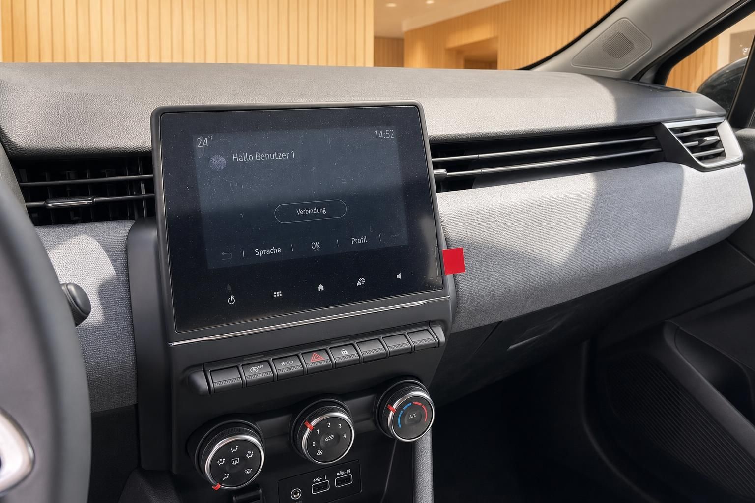 Renault Clio Mittelkonsole mit 9,3-Zoll-Touchscreen, Klimabedienung und Infotainmentsystem