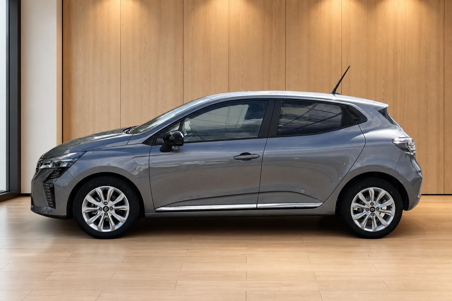 Renault Clio grau Seitenansicht – 5-türiger Kleinwagen im Autohaus