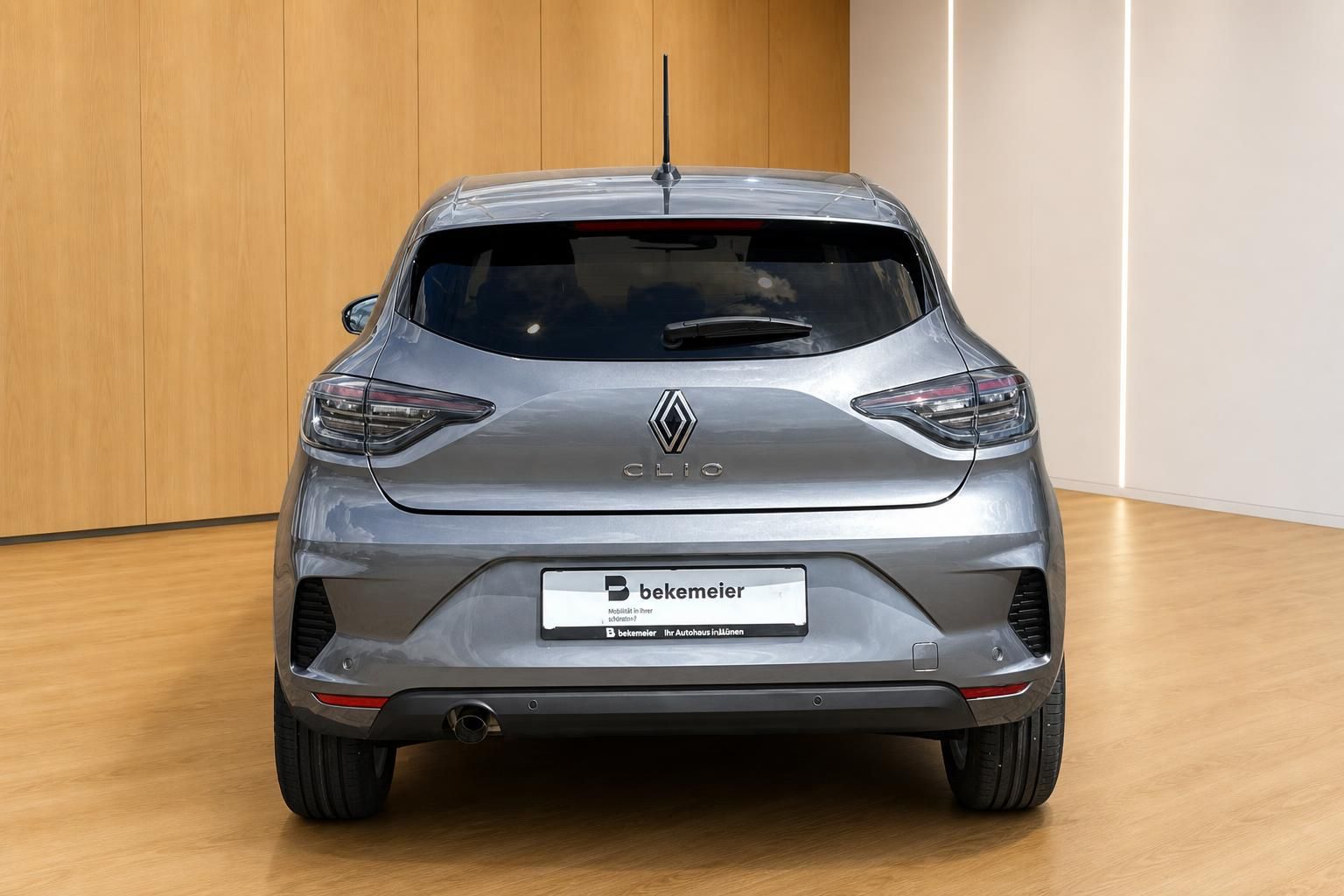 Renault Clio grau Heckansicht – LED-Rückleuchten und Renault-Logo sichtbar
