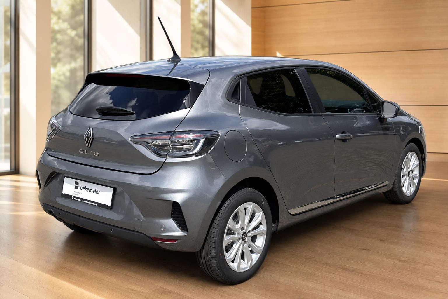 Renault Clio grau Heckansicht schräg links im Autohaus bekemeier
