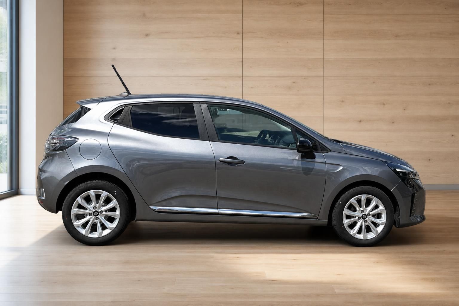 Renault Clio grau Seitenansicht links im Showroom