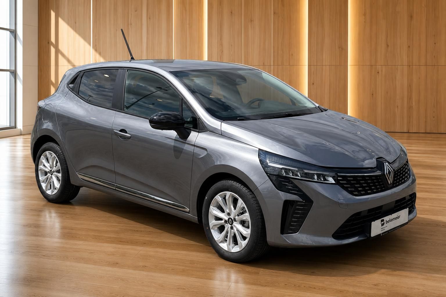 Renault Clio grau Frontansicht schräg rechts im Autohaus bekemeier