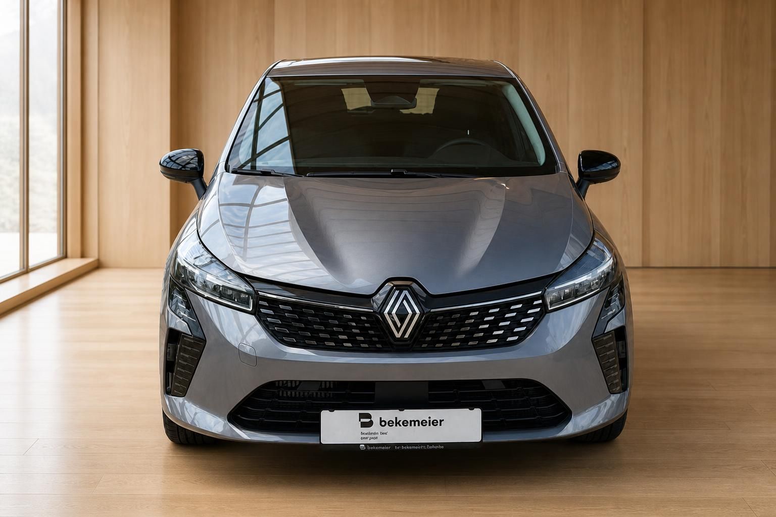 Renault Clio grau Frontansicht gerade im Showroom bei bekemeier