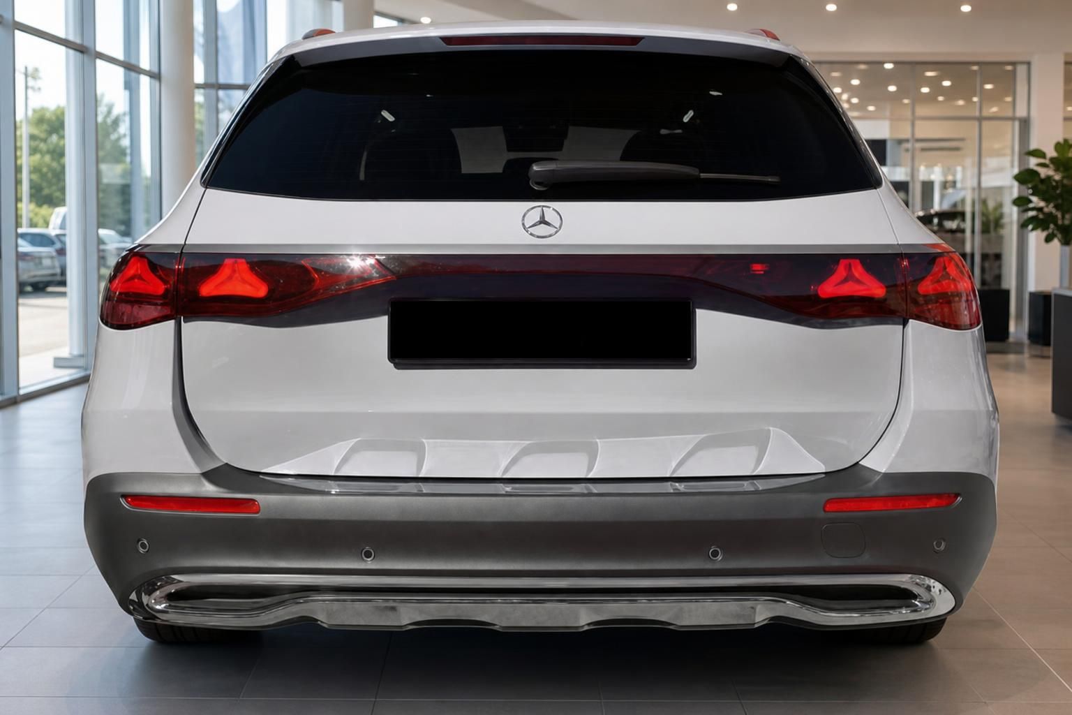 Mercedes-Benz Kombi weiß, Heckansicht im Showroom