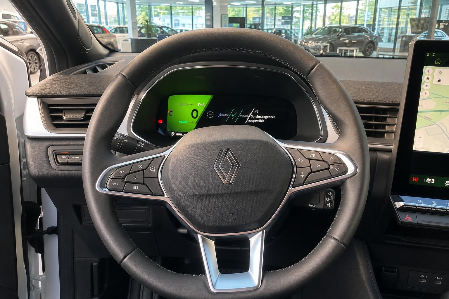 Renault Lenkrad mit multifunktionalen Bedienelementen und digitalem Cockpit-Display