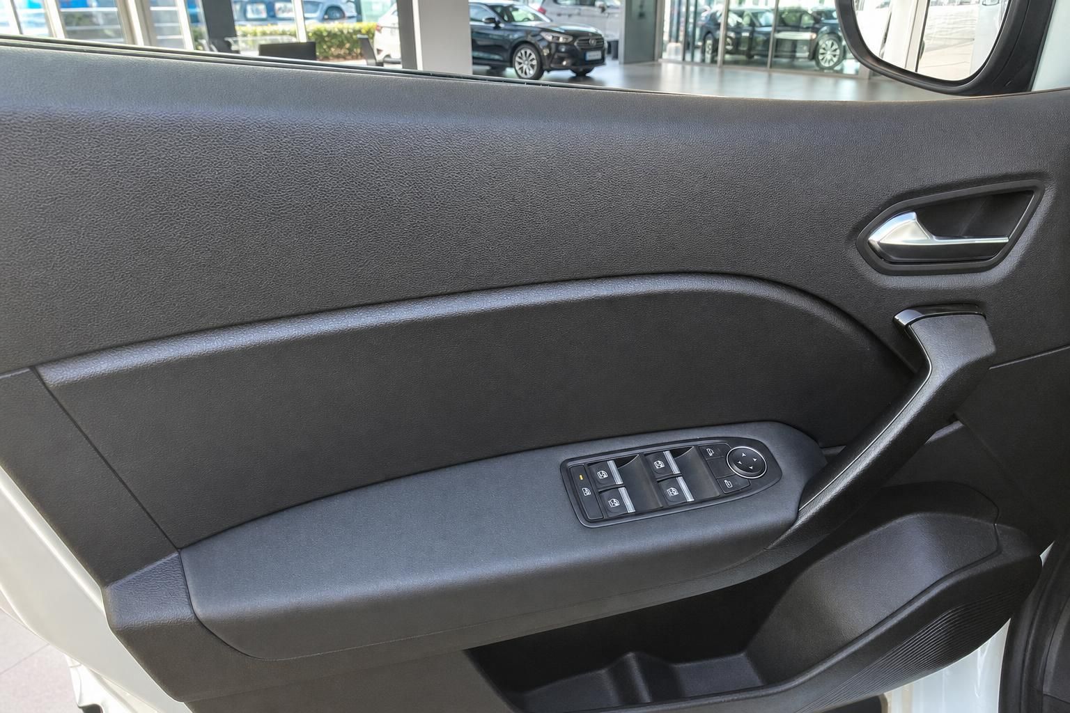 Fahrzeugtür-Innenverkleidung mit elektrischen Fensterhebern und Spiegelverstellung