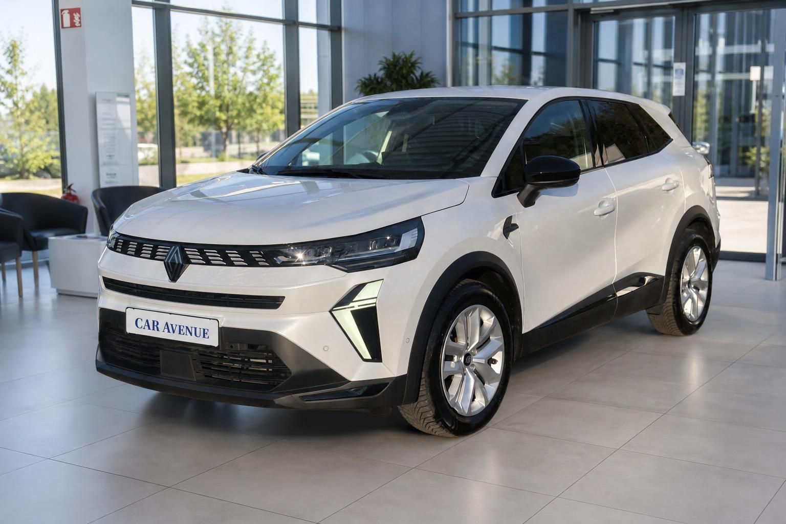 Weißer Renault SUV schräge Frontansicht mit modernem Design und Aluminiumfelgen im Autohaus