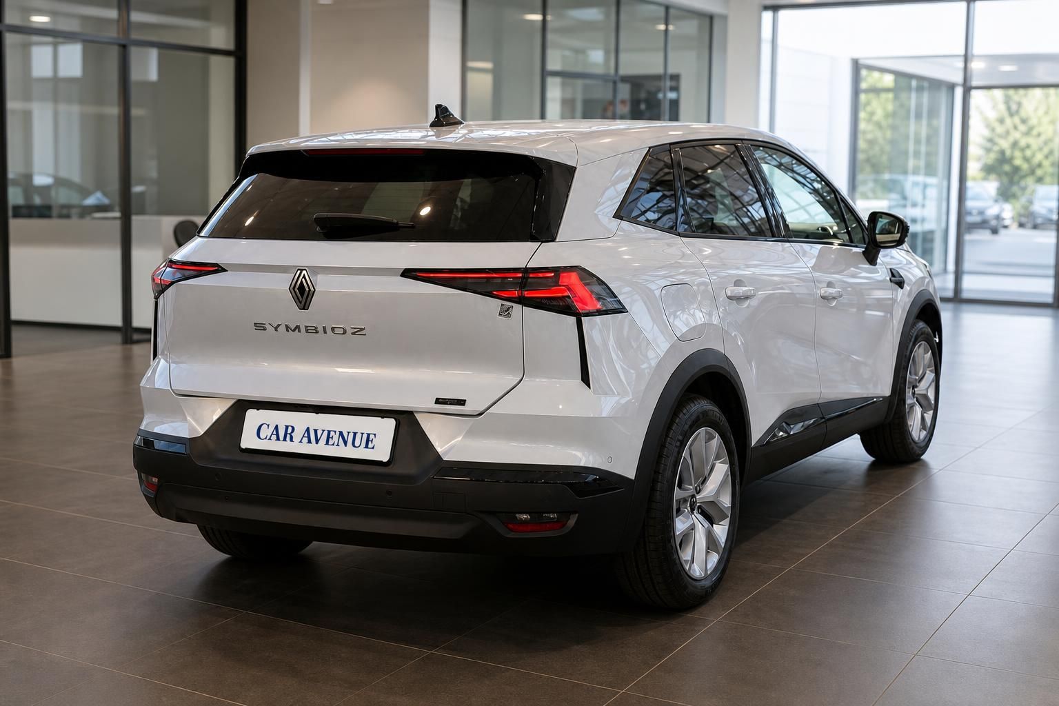 Weißer Renault Symbioz SUV schräge Heckansicht mit eleganten Rückleuchten im Autohaus