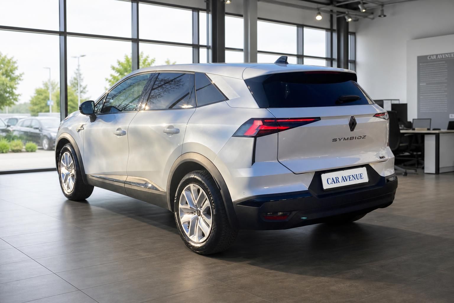 Renault Symbioz SUV Heckansicht in weiß mit LED-Rücklichtern und Händlerkennzeichen CAR AVENUE
