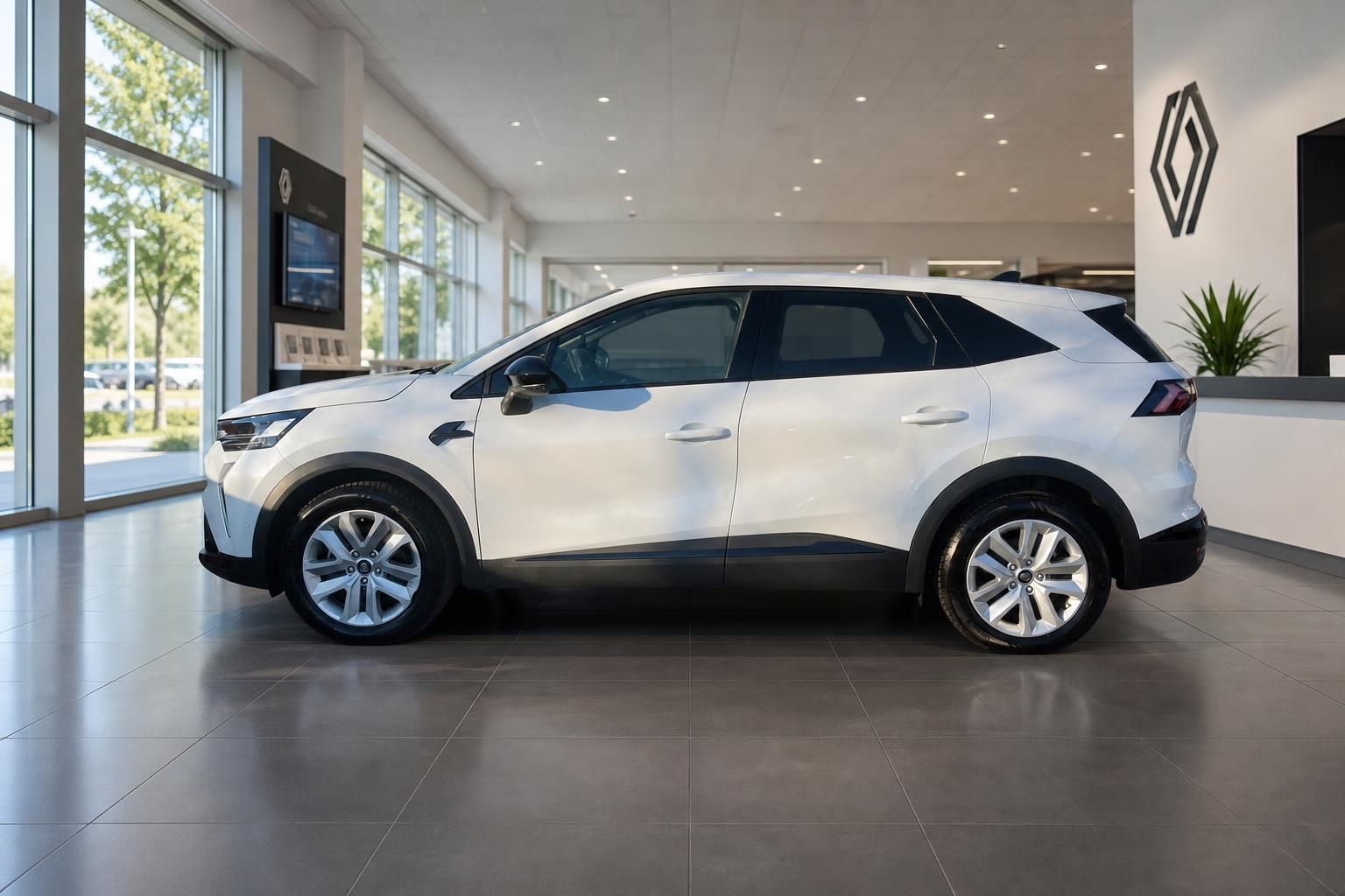 Weißer Renault SUV Seitenansicht im Autohaus Showroom mit Glasfront und modernem Design