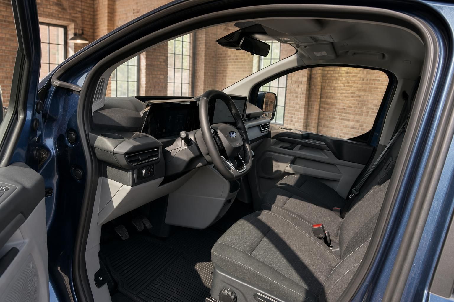 Ford Van Innenraum Cockpit mit Lenkrad und Fahrersitz durch offene Tuer