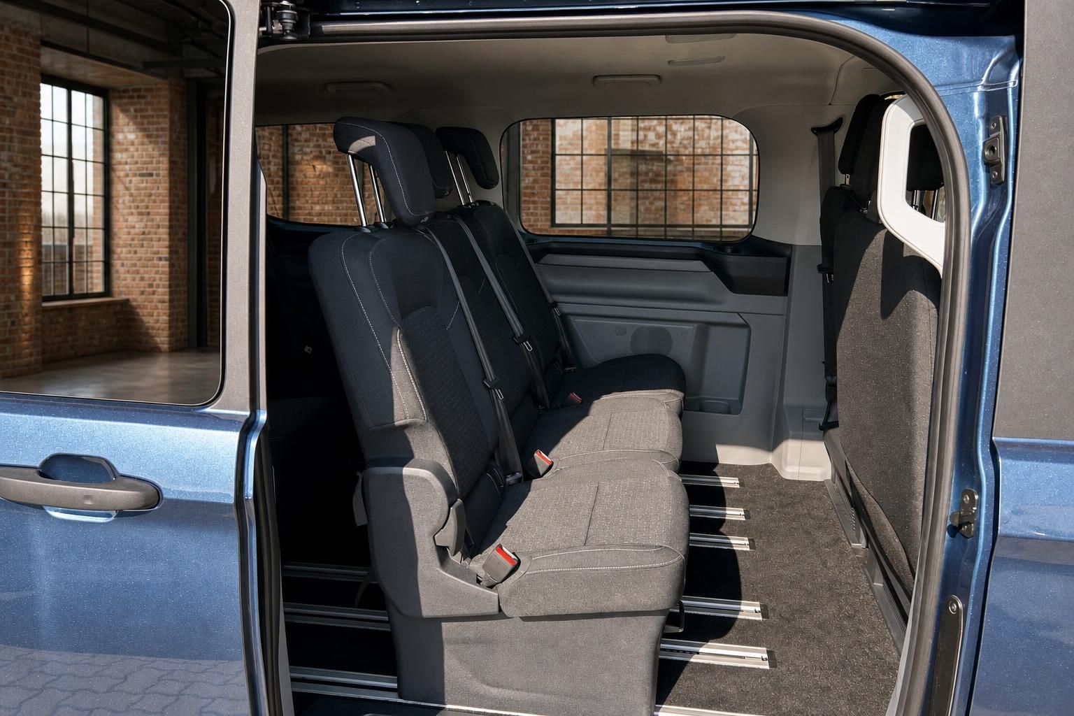 Ford Transit Innenraum mit Rücksitzbank und geöffneter Schiebetür