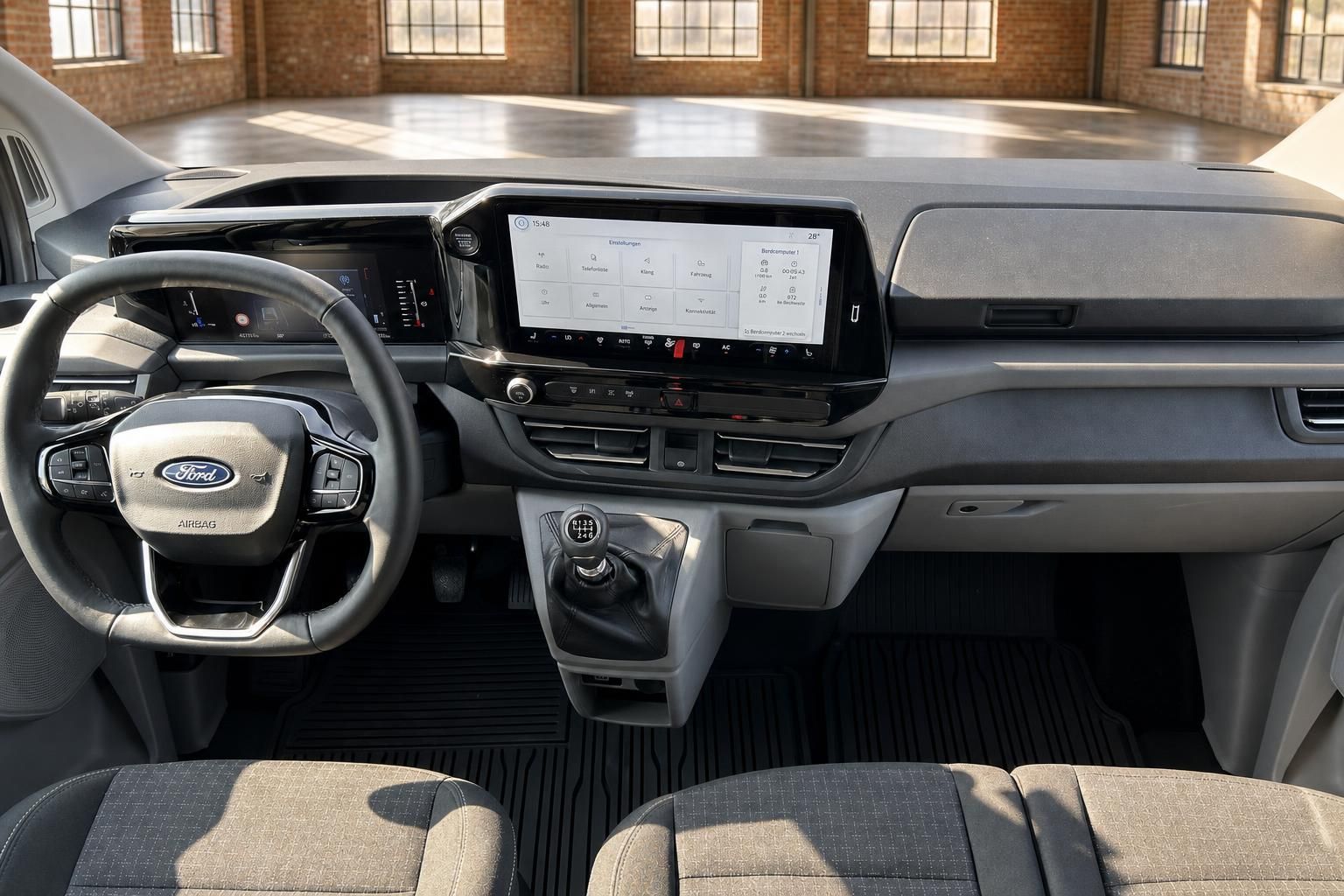 Ford Transit Cockpit mit Lenkrad, Display und Sitzen von vorne