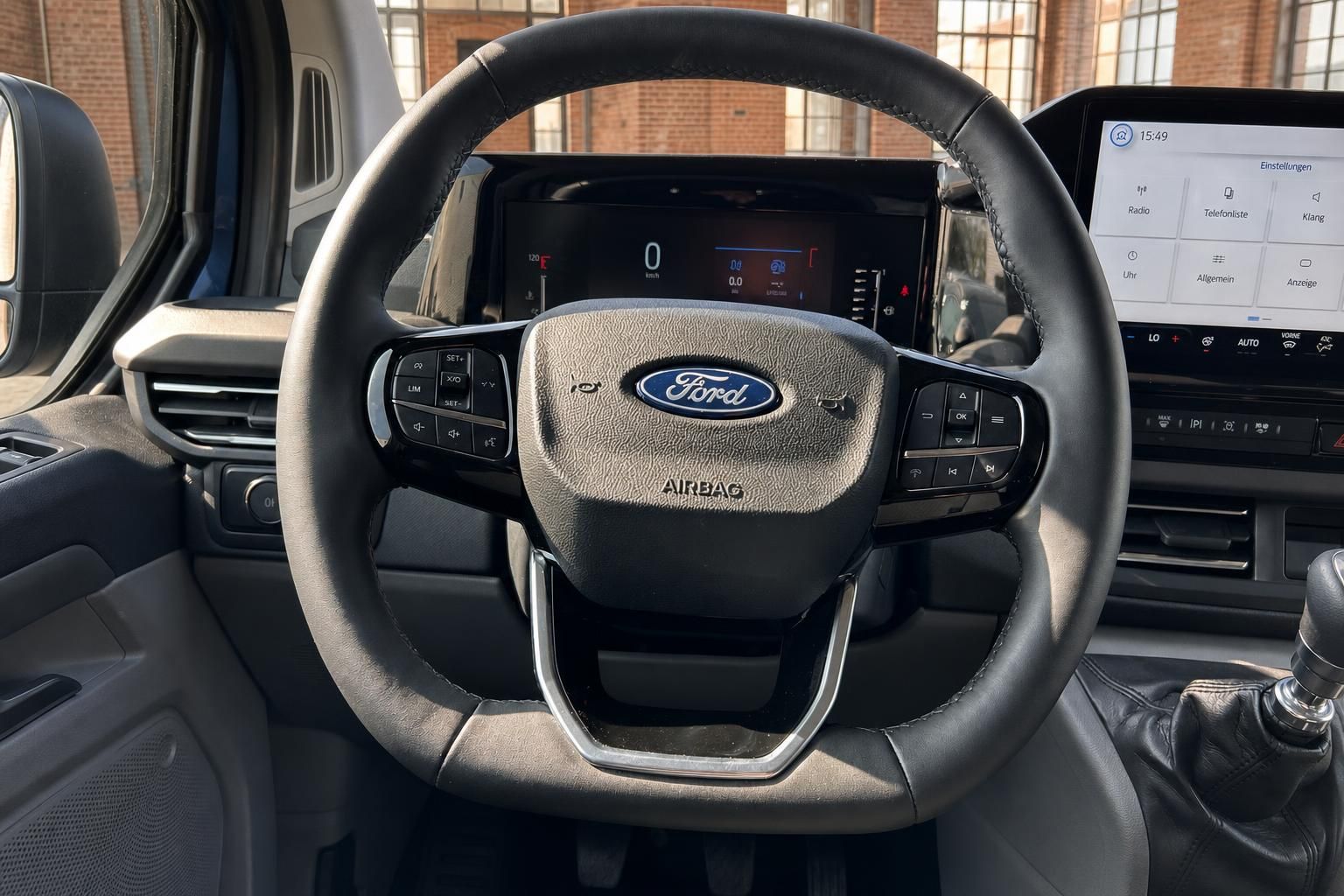 Ford Transit Lenkrad mit Ford Logo und digitalem Kombiinstrument