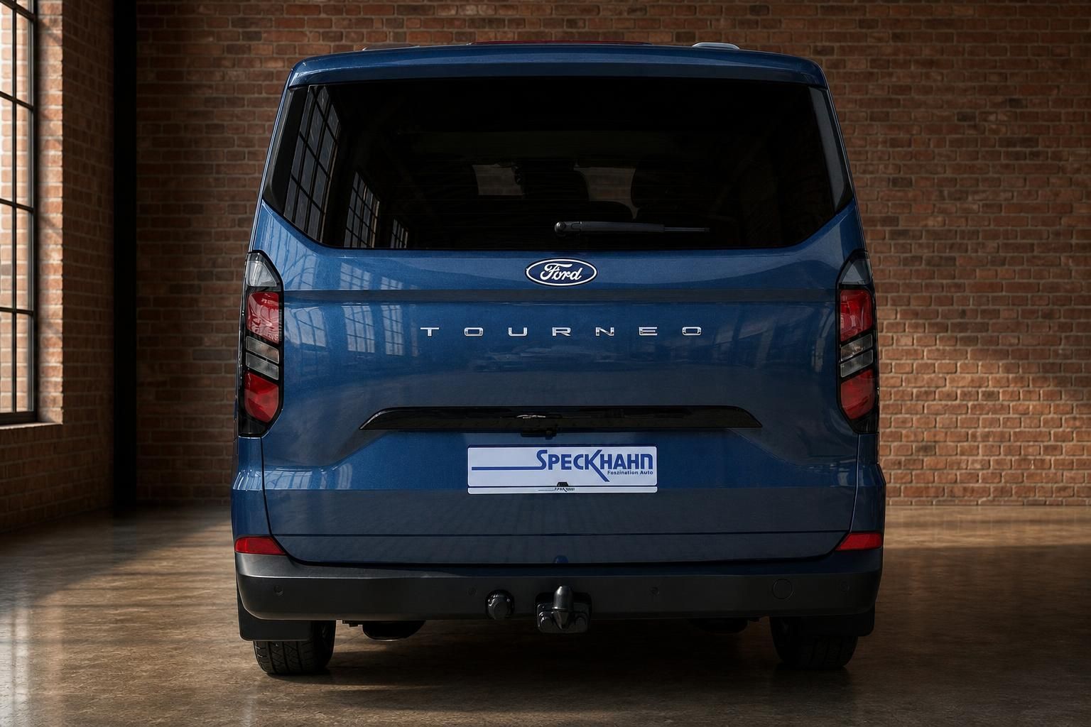 Ford Tourneo Custom blau, direkte Heckansicht mit Ruecklichtern