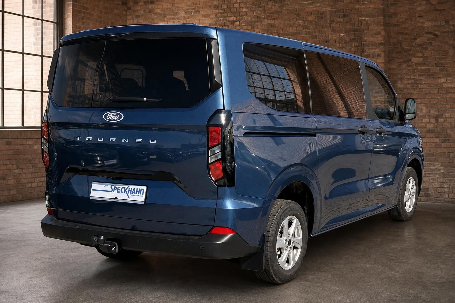 Ford Tourneo Custom blau, Heckansicht seitlich mit Anhaengerkupplung