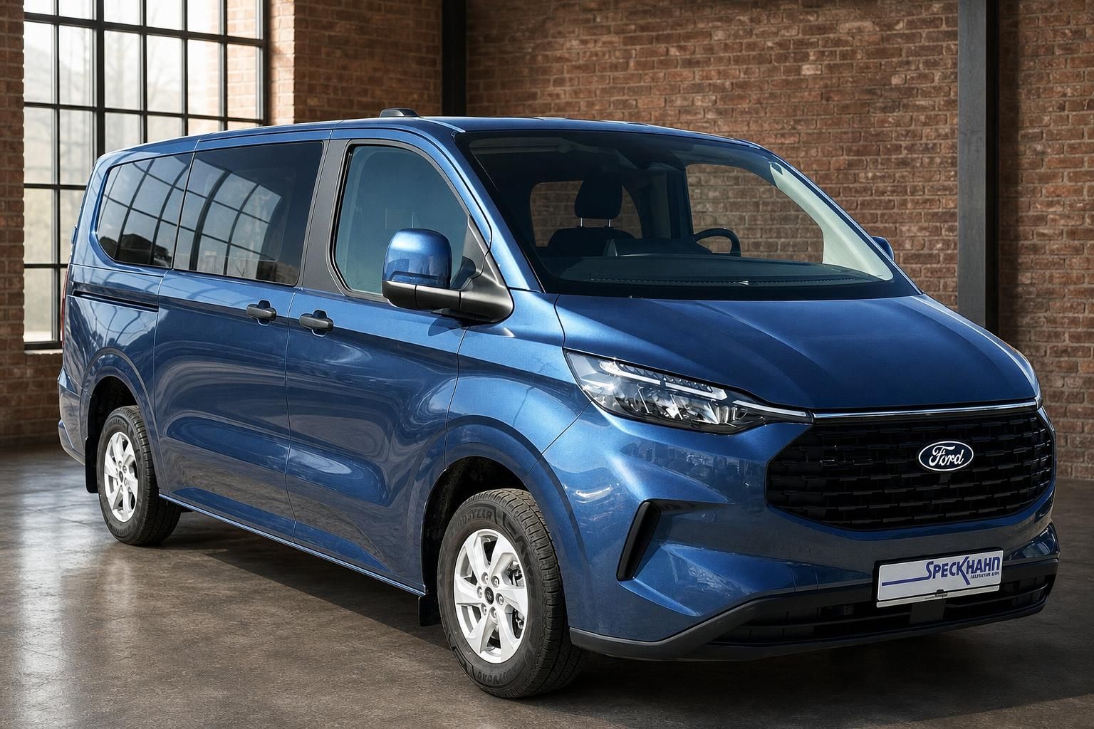Ford Tourneo Custom blau, Frontansicht schraeg mit Panoramadach