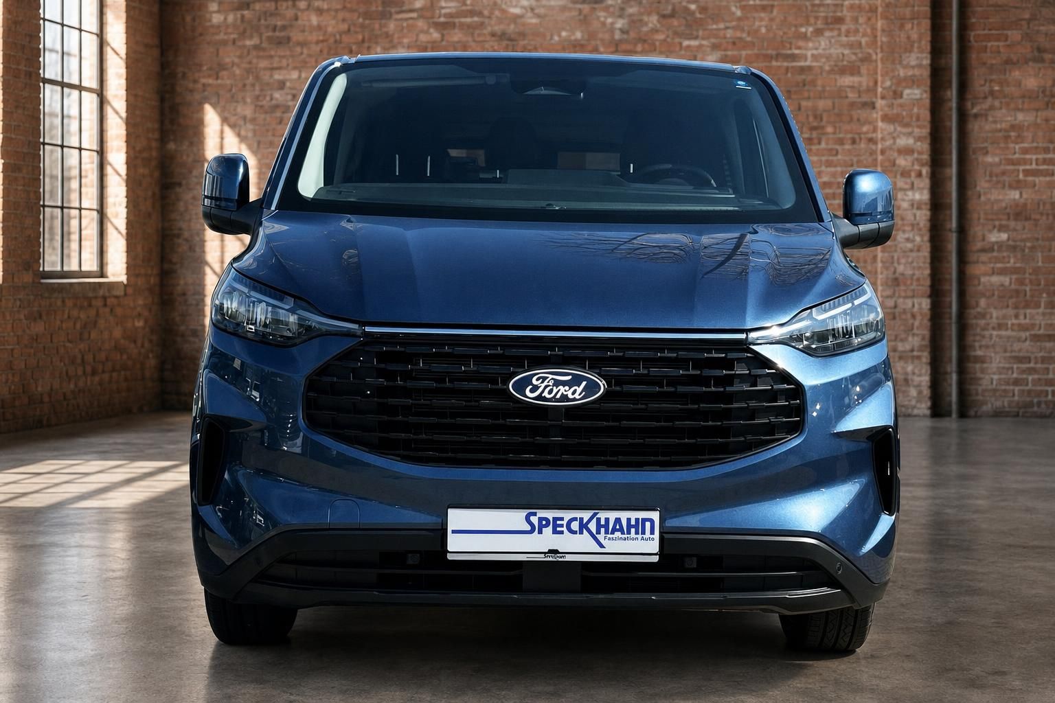 Ford Van in Blau Frontansicht mit Kuehlergrill und Logo