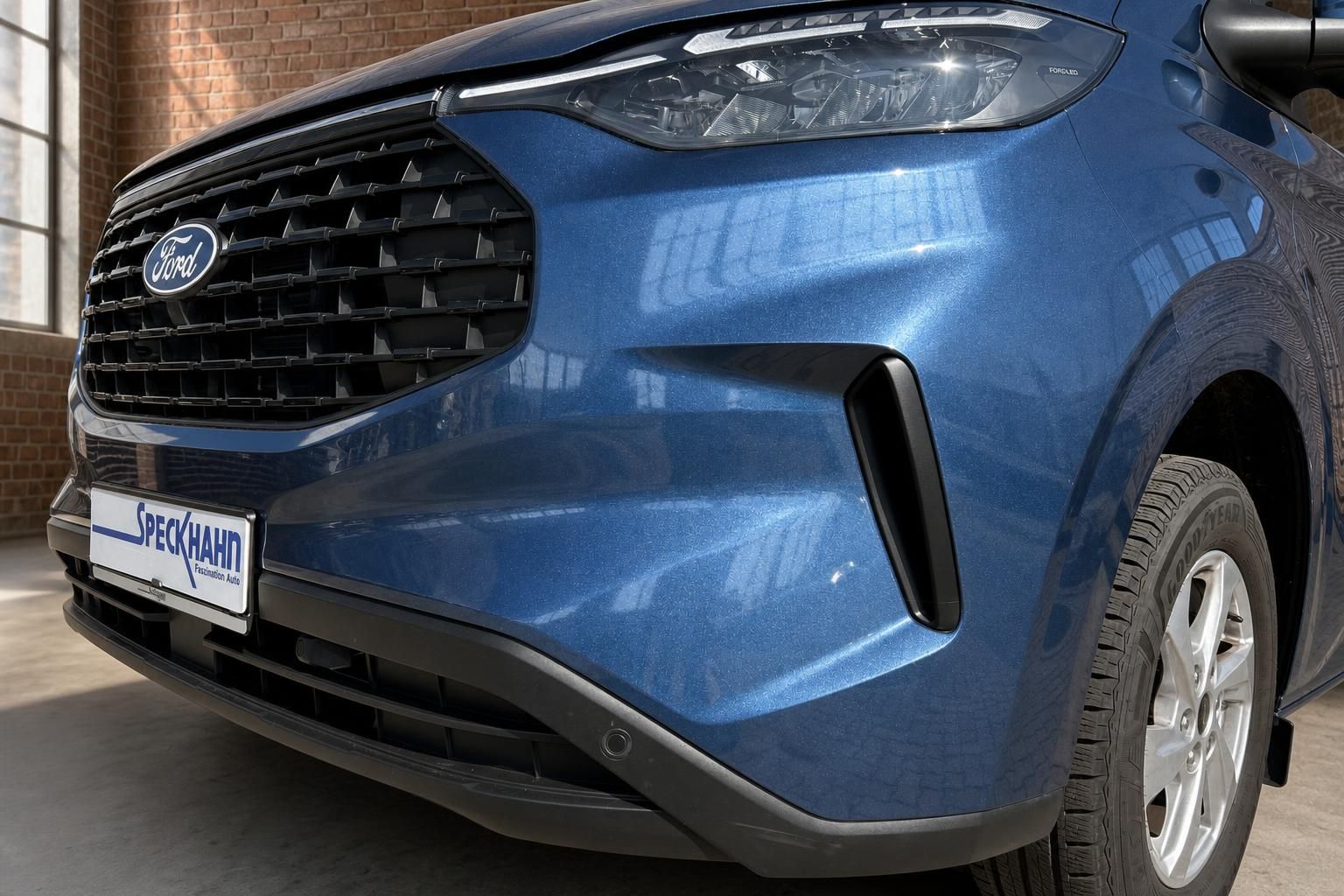 Ford Frontpartie in Blau mit Kuehlergrill und LED-Scheinwerfer Nahaufnahme
