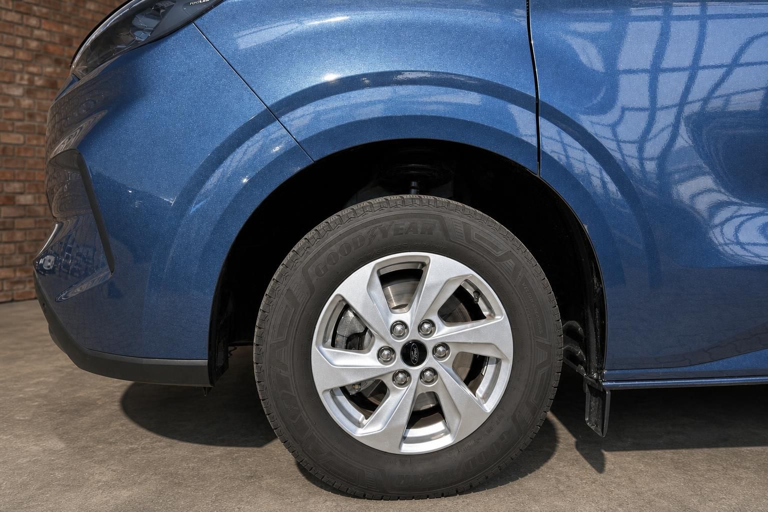 Ford Van Detailansicht Vorderrad mit Alufelge und Goodyear Reifen