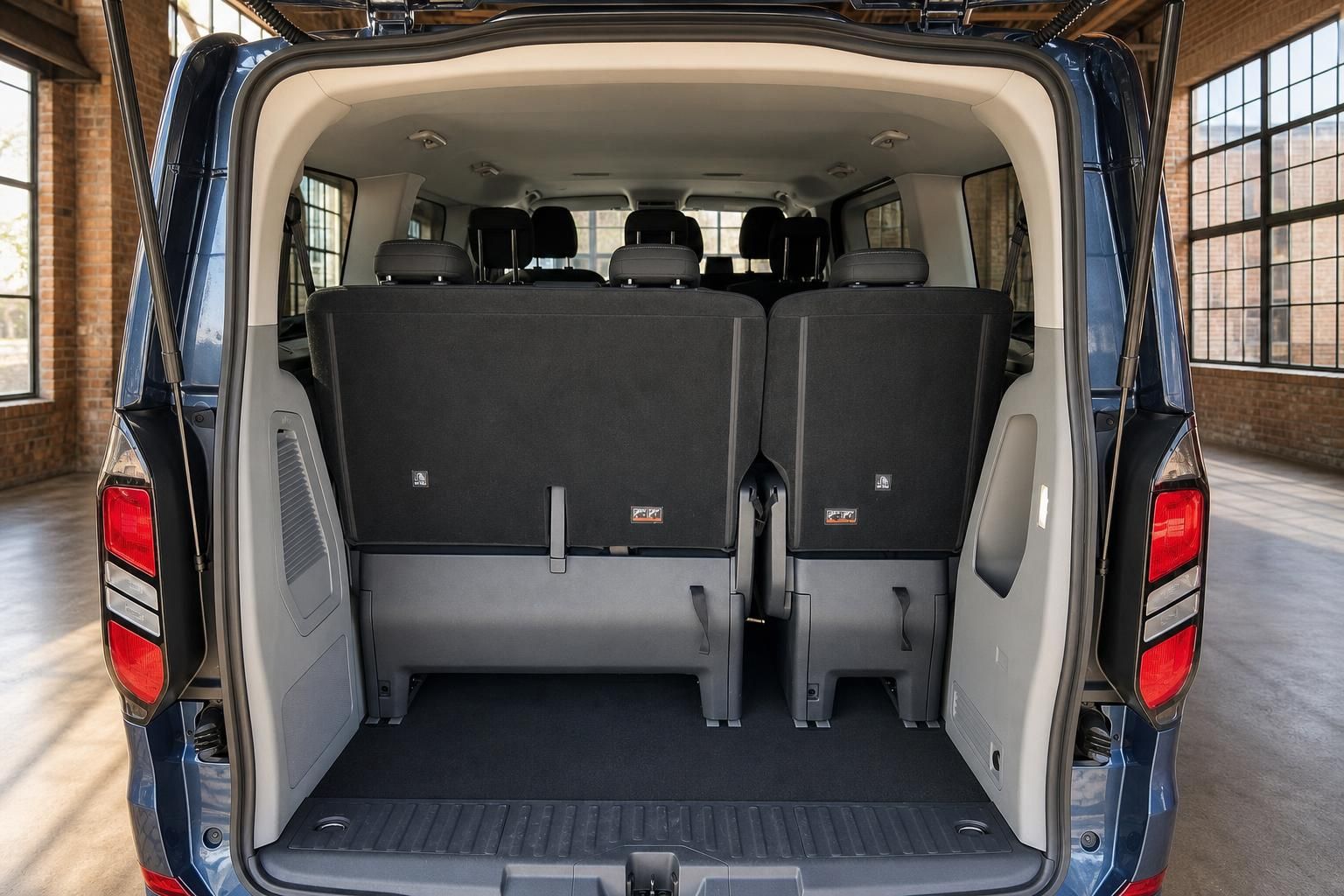 Ford Van Kofferraum mit geoeffneter Heckklappe und umklappbaren Sitzen